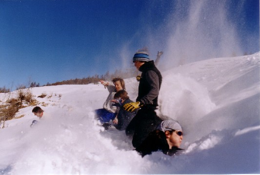 I ragazzi del Des Ambrois si concedono una pausa nella neve, durante un'escursione didattica in Alta Valle Susa (2003)