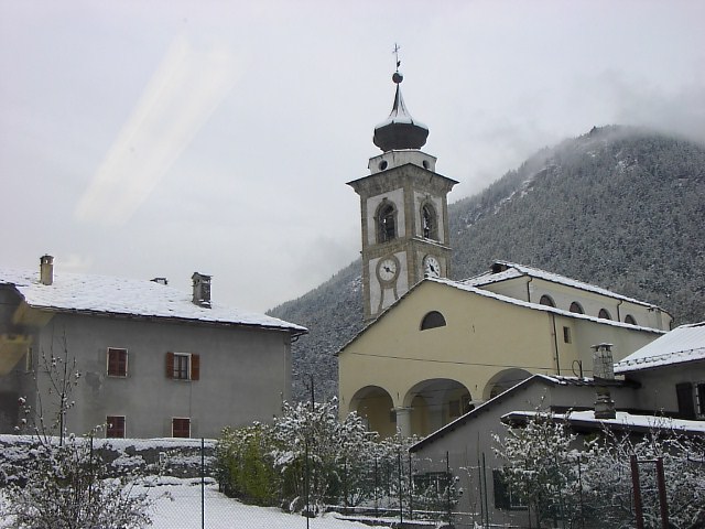 Immagine del Borgo Superiore di Oulx con la Chiesa Parrocchiale sotto la neve...