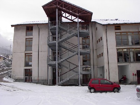 Una Scuola sotto la neve... Una piccola auto rossa...