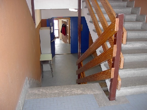 Una scala che conduce verso una porta... ma ogni spazio  vuoto...