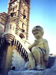 Il faut rester silencieux pour entrer dans la basilique!