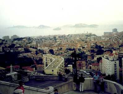 On peut voir les les du Frioul de la basilique N.D. de la Garde